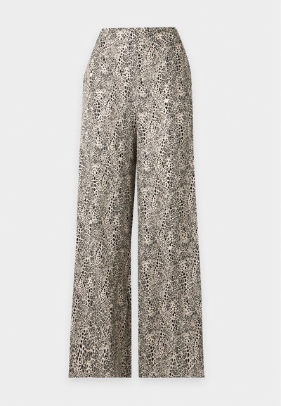 Pantalon taille haute à jambes larges avec un motif animalier abstrait noir et beige sur fond clair.