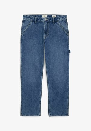 Jeans denim blu a gamba dritta con tasche frontali, passanti per cintura, chiusura con bottone e un piccolo anello laterale sulla gamba destra.