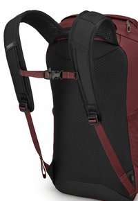 Zaino maroon e nero con dettagli in rete, spallacci imbottiti regolabili e una robusta clip. Tessuto testurizzato sul retro e sul pannello laterale.