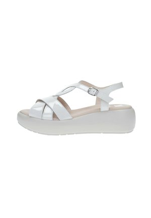 Sandali bianchi in pelle verniciata con design a fascia incrociata, fibbia regolabile e suola piattaforma bianca chunky per maggiore altezza e comfort.