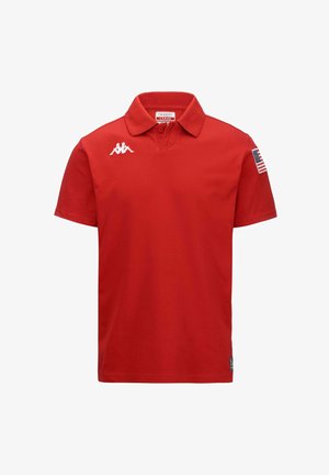 Polo rouge à manches courtes avec logo Kappa blanc sur la poitrine et écusson du drapeau américain sur la manche droite, taille large.