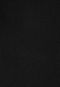 Tessuto nero con una trama liscia e uniforme e tessitura stretta, senza motivi. Il materiale appare resistente e di colore uniforme.