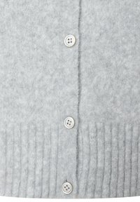 Graue Wollstrickjacke mit strukturierter Maschenware, fünf weißen Knöpfen und einem gerippten Saum. Das Material wirkt weich und warm.