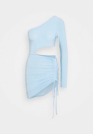 Robe bleu clair à une épaule avec une découpe, présentant des détails froncés sur le côté et une longue manche avec des liens ajustables à l'ourlet.