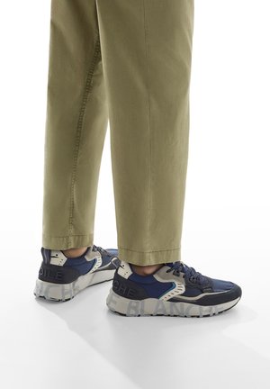 Sneaker in blu navy e grigio chiaro con suola spessa e il testo "BLANCH". Realizzate in materiali a rete e sintetici, con punta arrotondata e lacci.