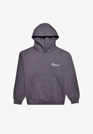 Sudadera con capucha de color púrpura oscuro, hecha de material suave, con un bolsillo frontal y un logo en la parte izquierda del pecho.
