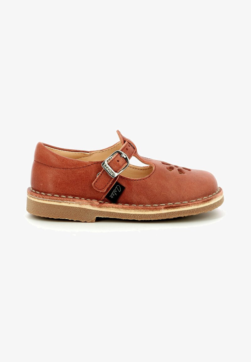 Chaussure Mary Jane en cuir marron avec un design de fleur découpé, sangle avec boucle et semelle en caoutchouc beige clair. Détails cousus autour du bord.