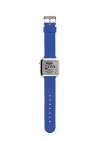 Orologio con cinturino in silicone blu, cassa rettangolare in argento, fibbia in metallo e marchio stampato sul retro. Cinturino regolabile con diversi fori.