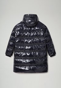 Chaqueta acolchada azul marino brillante con capucha, que presenta paneles acolchados y mangas cortas. Los puños elásticos proporcionan un ajuste ceñido.