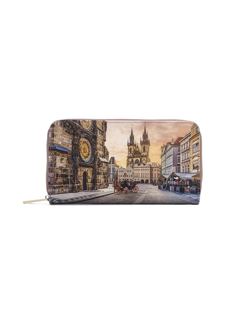 Portafoglio zip-around che presenta Piazza della Città Vecchia di Praga con l' Orologio Astronomico, carrozza trainata da cavalli e guglie di chiese gotiche al tramonto.