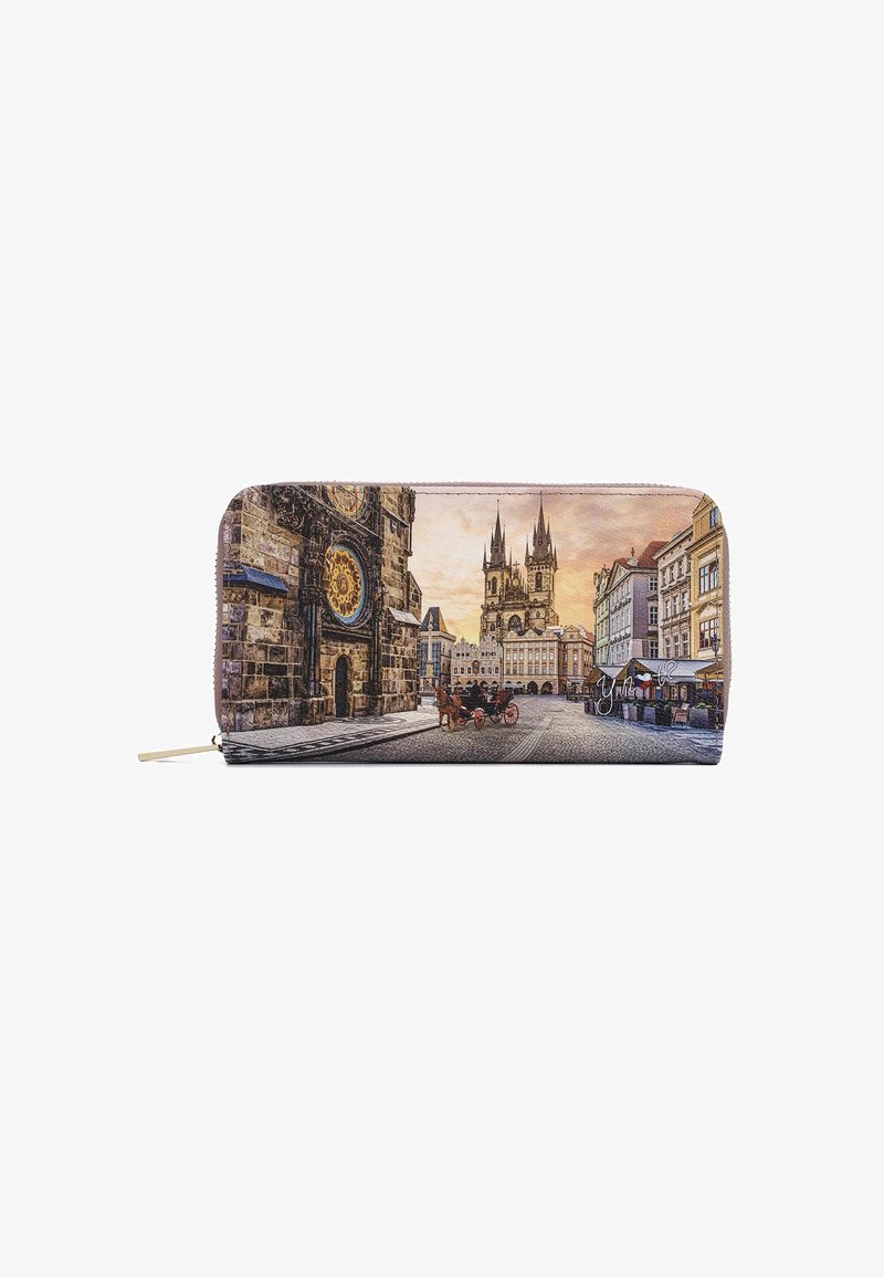 Portafoglio zip-around che presenta Piazza della Città Vecchia di Praga con l' Orologio Astronomico, carrozza trainata da cavalli e guglie di chiese gotiche al tramonto.