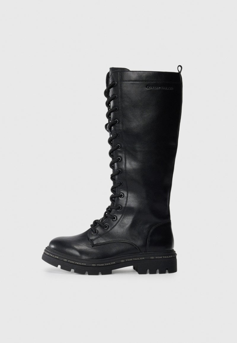 Bottes noires en cuir jusqu'au genou avec lacets et semelle en caoutchouc, présentant une texture lisse, un bout rond et un accent logo sur le côté.