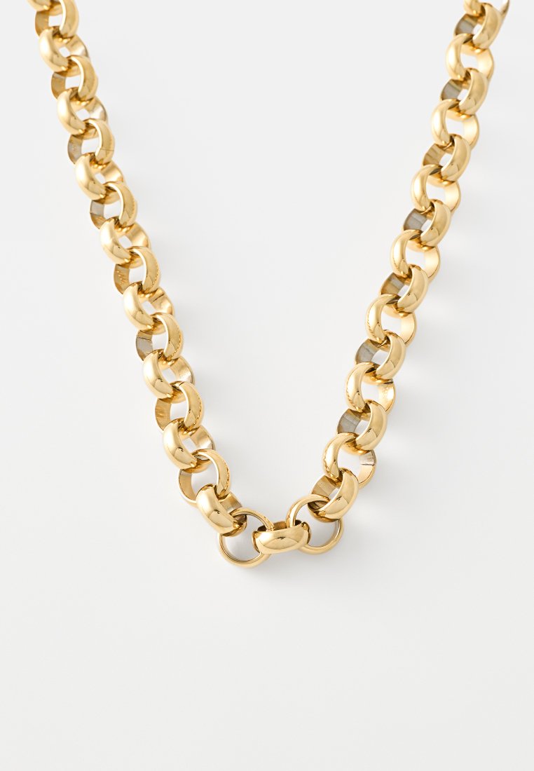 Dickes Goldkettenhalsband mit großen, ovalen, ineinander verschlungenen Gliedern und einem runden Verschluss auf weißem Hintergrund.