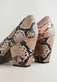 Absatzschuhe mit einem pink-schwarzen Schlangenledermuster. Blockabsätze und spitze Zehen. Strukturmaterial mit glänzendem Finish.