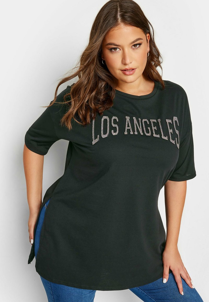 Yours Clothing GLITTER EMBOSSED T Shirt Print Black schwarz yours-clothing-glitter-embossed-t-shirt-print-black-schwarz