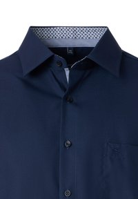 Dunkelblaue Button-Up-Bluse mit klassischem Kragen, Brusttasche und gemustertem Innenkragen. Hergestellt aus einem glatten, gewebten Stoff.