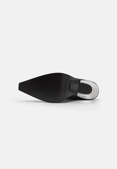 Zwarte hoge hak schoenen met een spitse neus en een doorzichtige hak. Glad oppervlak met een matte afwerking, gekenmerkt door een strak ontwerp en geen zichtbare patronen.