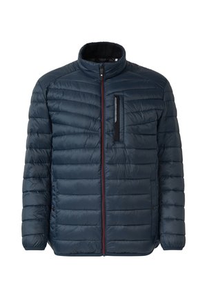Marineblaue Steppjacke mit hohem Kragen, horizontalem Steppmuster, vorderem Reißverschluss und einer kleinen Brusttasche. Akzentnähte in Rot.