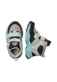 Scarpe multicolori per bambini con una combinazione di suede grigio chiaro, tessuto nero e accenti in gomma turchese. Due cinturini regolabili.