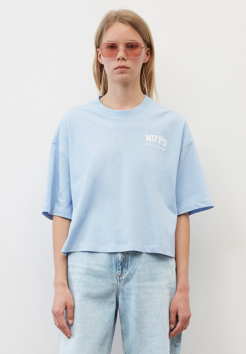 Marc O'Polo DENIM SHORTSLEEVE ROUNDNECK CROPPED PLACED PRINT - T-Shirt ...