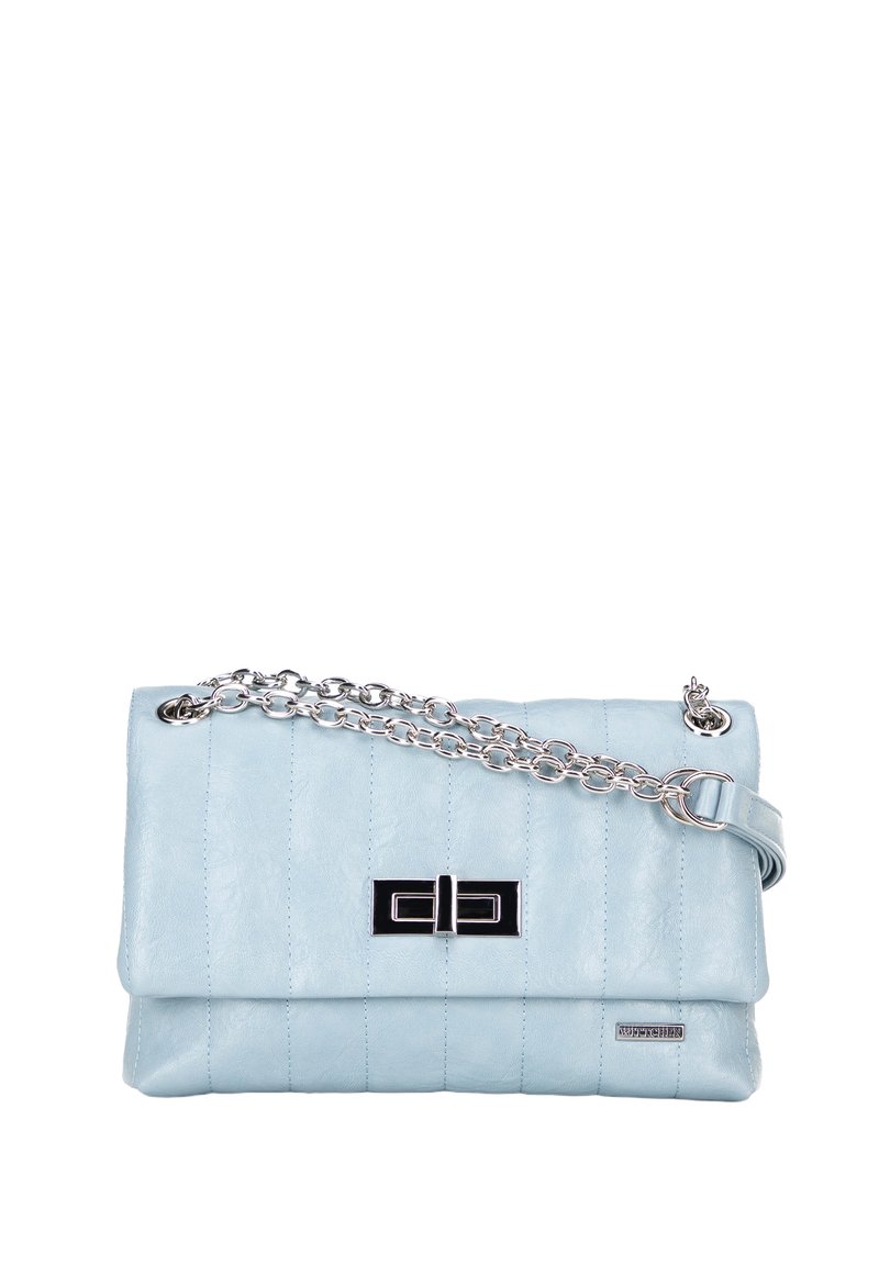 Borsa a mano in pelle blu chiaro con texture trapuntata, tracolla in catena argentata e chiusura in metallo nero. Forma compatta rettangolare con chiusura a patta.