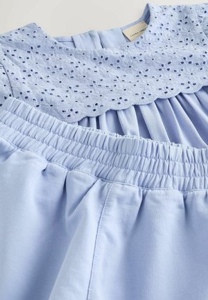 Hellblaues Kleid mit floral besticktem Spitzenkragen und gerafftem Stoff, ausgestattet mit einem elastischen Bund für eine bequeme Passform.