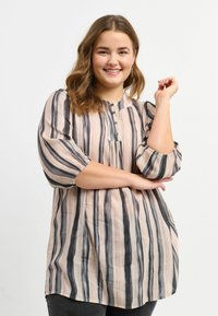 Blusa a maniche lunghe, con bottoni, realizzata in un tessuto leggero e caratterizzata da righe verticali nei toni del rosa, nero e crema. Maniche a sbuffo e vestibilità rilassata.