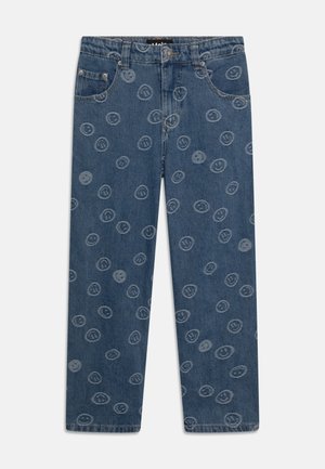 Jean en denim bleu avec un design droit. Présente un motif répété de visages souriants de couleur claire. Cinq poches et fermeture par bouton.