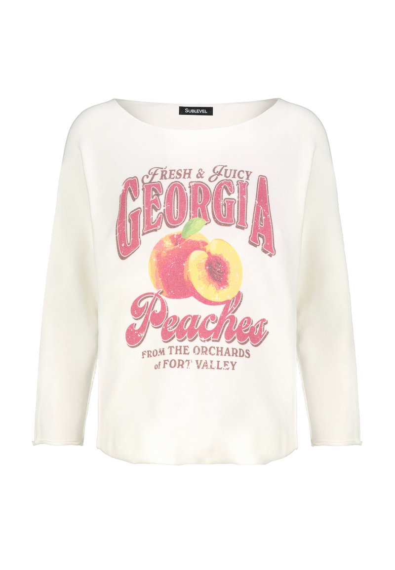 Weiße Langarmbluse mit einem Rundhalsausschnitt, die ein grafisches Design in Pink und Gelb mit Pfirsichen und kräftigem Text über Georgia-Pfirsiche zeigt.