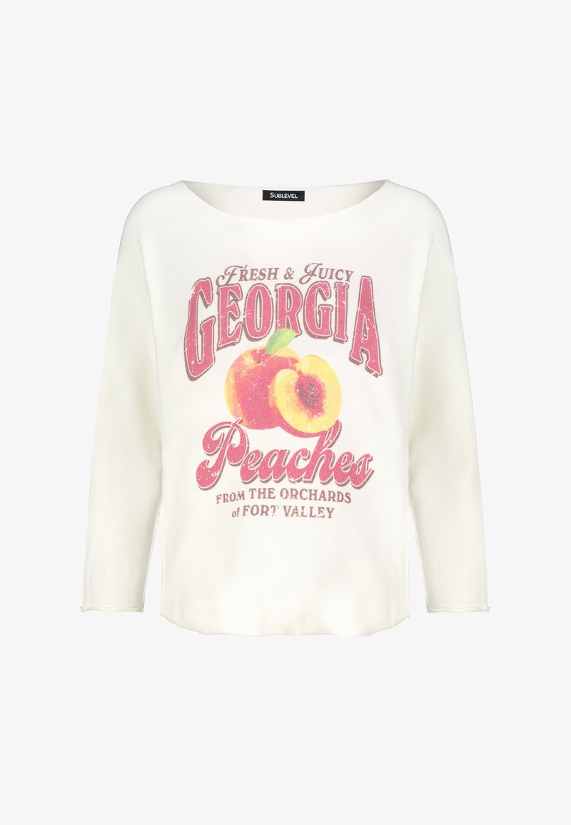 Weiße Langarmbluse mit einem Rundhalsausschnitt, die ein grafisches Design in Pink und Gelb mit Pfirsichen und kräftigem Text über Georgia-Pfirsiche zeigt.