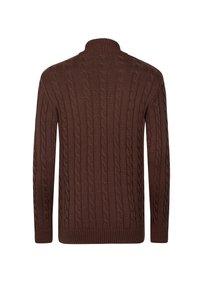 Brun kabelstrikket sweater med høj krave, der har ribbede manchetter og kant. Teksturen er tyk og fremhævet, hvilket skaber et mønstret design.