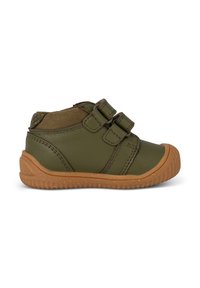 Scarpe per bambini in pelle verde con due strappi in velcro, dettagli in suede marrone e suola in gomma con scanalature testurizzate.