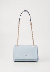 Borsa a mano strutturata azzurro chiaro con superficie testurizzata, tracolla a catena e accento logo triangolare sul davanti.