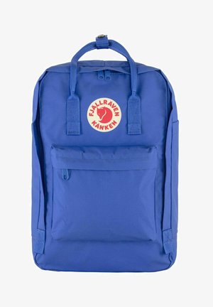 Blauer Fjällräven Kanken Rucksack aus robustem Stoff, ausgestattet mit zwei oberen Griffen, einer Vorderzip-Tasche und einem runden Logopatch.