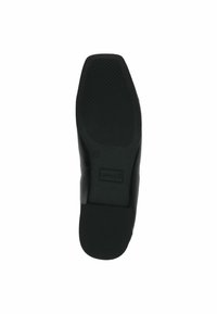 Črna usnjena podplat čevlja z v textured, gumijastim oprijemnim vzorcem in gladkim zadnjim delom. Blagovna znamka "Caprice" se nahaja blizu pete.