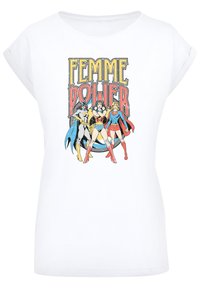 Hvit t-skjorte med rullede ermer som har et grafisk motiv av tre kvinnelige superhelter og teksten "FEMME POWER" i fet, fargerik skrift.