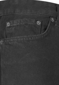 Jeans de mezclilla negros que cuentan con un bolsillo frontal con remaches y costuras visibles. La tela tiene una textura suave con un ligero brillo.