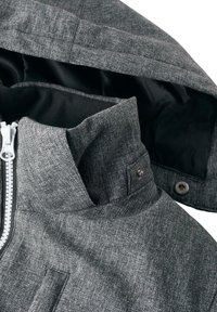 Col haut de veste texturée grise avec zip blanc et doublure matelassée noire à l'intérieur de la capuche amovible fixée par des boutons-pression.