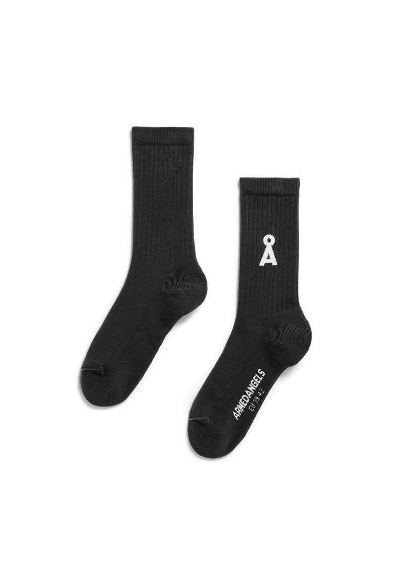 Schwarze, gerippte Socken mit einem weißen Logo auf einer Seite und Schriftzug an der Sohle. Hergestellt aus einem weichen, dehnbaren Material.