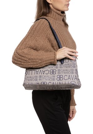 Borsa grigia con lettering designer blu scuro ripetuto. La borsa ha una forma strutturata, manici robusti e una texture di tessuto liscia.