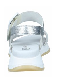 Sandalo bianco e argento con una fascia metallica testurizzata, soletta morbida e suola in gomma. Dettaglio con fibbia regolabile per una vestibilità sicura.