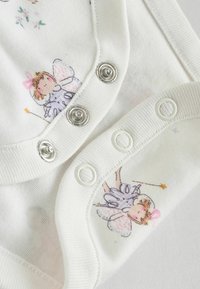 Salopetă albă cu ilustrații de zâne în nuanțe pastelate. Închideri cu snaps și accesorii din argint la guler și la deschiderile picioarelor. Textură de material moale.