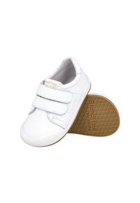 Zapatillas blancas de cuero con dos tiras de Velcro, punta redonda, suela de goma texturada y logotipo grabado en el costado y la parte inferior.