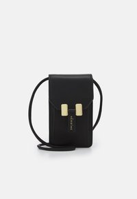 Czarna skórzana torba na ramię z klapą, z dwoma złotymi detalami i metką marki z przodu. Gładka faktura.