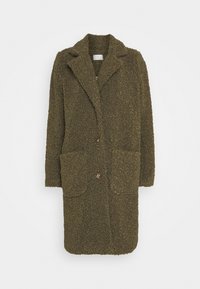 Olivenfarvet frakke lavet af struktureret stof; har udsnitte klapper, to frontlommer og tre knapper. Lange ærmer, knælængde design.
