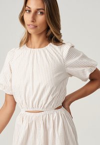 THE FATED AUDREE - Maxi šaty - beige stripe