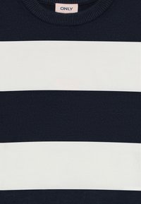 Σκούρο μπλε και λευκή ριγέ πλεκτή μπλούζα με ριμπά μανσέτα και ετικέτα "ONLY" ραμμένη μέσα στον γιακά.