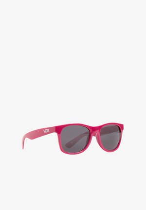 Gafas de sol con montura de plástico rojo y lentes negros, con el logo de Vans en la patilla izquierda, sobre un fondo blanco.