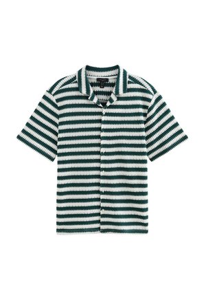 Camisa de manga corta con botones, con rayas horizontales de crochet en verde oscuro y blanco, y un cuello.