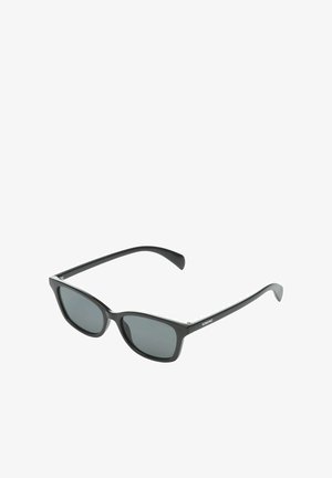 Lunettes de soleil rectangulaires noires avec des verres teintés foncés et des branches fines, légèrement inclinées vers la droite sur un fond blanc.